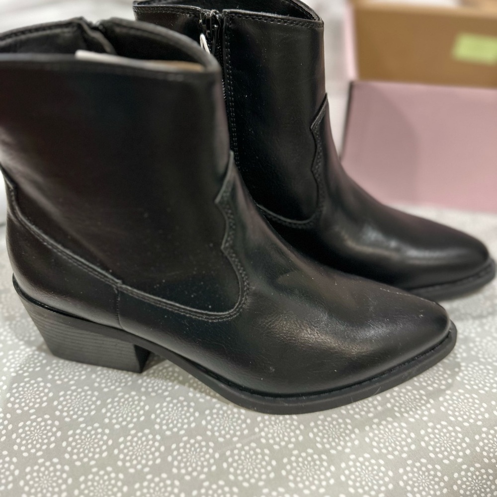 Serra Classic Black Ankle Boots